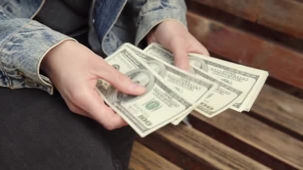 Geld Auf Der Straße Zählen Eine Frau Zählt Auf Einer — Stockvideo