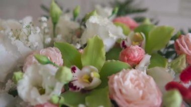 Farklı taze çiçeklerden renkli bir buket. Güller ve diğer çiçekler. Kırsal çiçek arka planı. Yüksek kalite 4k görüntü.