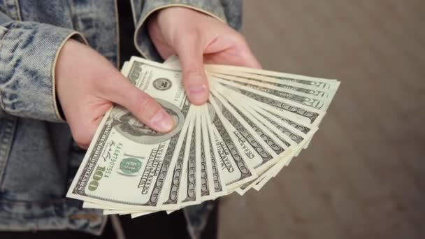 Lasken Rahoja Kadulla Nainen Laskee Suuren Määrän Amerikan Dollareita Istumassa — kuvapankkivideo