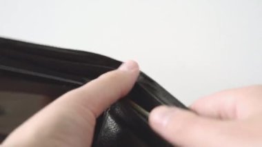 Adam cüzdanını nakit parayla açıyor. Cüzdanında 20 dolarımız var. Yakın çekim, 4K.