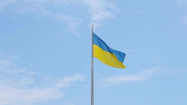 Flag Ukraine Waving Wind Blue Sky Highly Detailed Fabric Texture — Vídeo de Stock