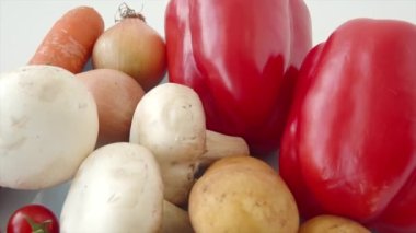 Çiftlikten eko sebzelerin karışımı: kiraz domatesleri, havuç, patates, biber, mantar, yavaş çekim görüntüleri.