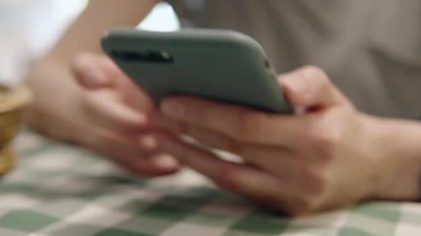 Uma Mulher Usa Smartphone Café Correspondência Online Comunicação Imagem Close — Vídeo de Stock