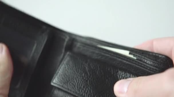 Ein Mann Zeigt Einen 100 Dollar Schein Seiner Brieftasche Das — Stockvideo