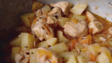 Kızarmış et ve sebze: patates, havuç ve soslu soğan. 4k görüntü.