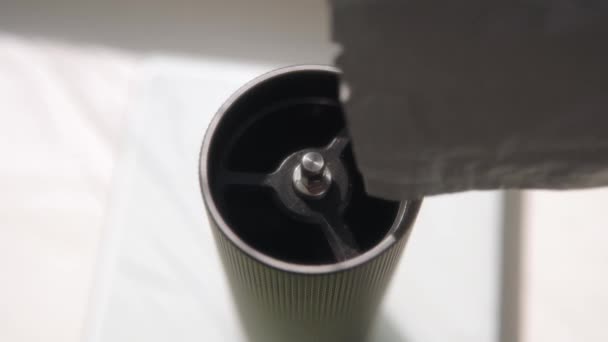 Bir Barista Değirmenini Taze Kavrulmuş Kahve Çekirdekleri Ile Doldurur Yüksek — Stok video