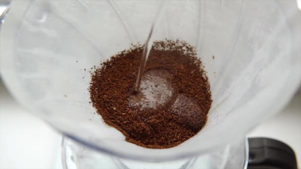 Бариста Наливает Воду Фильтр Кофе Пивоварения Альтернативного Кофе Высококачественные Замедленные — стоковое видео