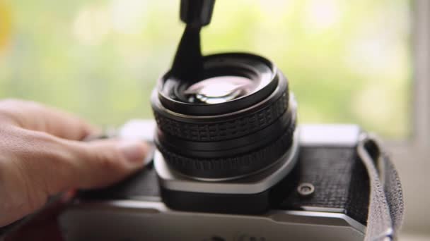 Serviceman Cleaning Old Film Camera Lens Professional Photographic Equipment Camera — Vídeo de Stock