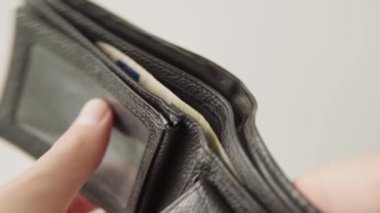Cüzdanında 5 Euro 'luk banknot var. Tasarruf, bütçe, yatırım, finans kavramı.