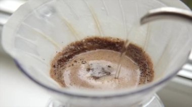 Barista filtreye kahve doldurup alternatif kahve demliyor. Yüksek kaliteli yavaş çekim görüntüleri.