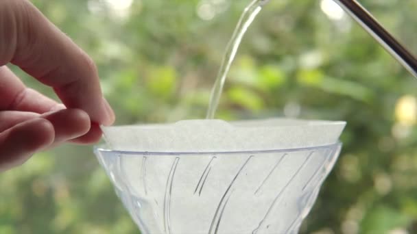 Barista Moistens Paper Filter Water V60 Pour Gooseneck Teapot Alternative — Stockvideo