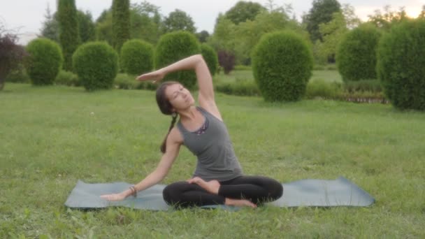 Caucasian Woman Yoga Instructor Doing Side Stretch Sitting Spine Side — Video Stock