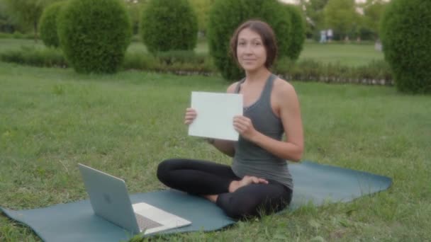 Cheerful Yoga Woman Waving Blank Sheet Her Hands Comes Class — Vídeo de Stock