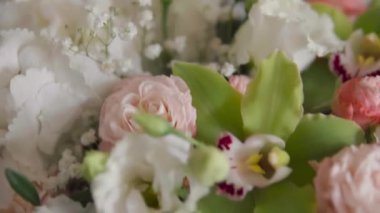 Farklı taze çiçeklerden renkli bir buket. Güller ve diğer çiçekler. Kırsal çiçek arka planı. Yüksek kalite 4k görüntü.