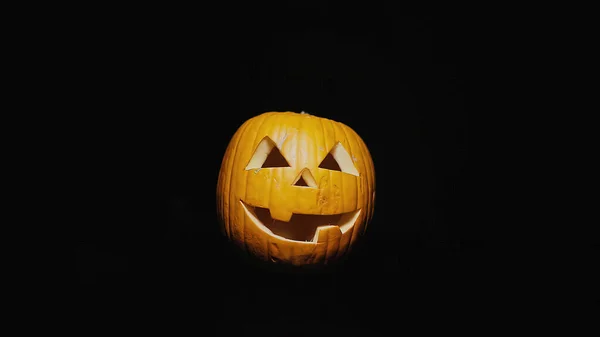 Eng Jack Olantern Verschijnt Uit Duisternis Geïsoleerde Pompoen Voor Halloween — Stockfoto