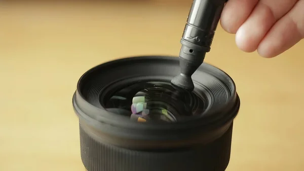 Fotoğrafçı Kameraman Optik Için Profesyonel Bir Temizlik Kalemiyle Lensin Camını — Stok fotoğraf