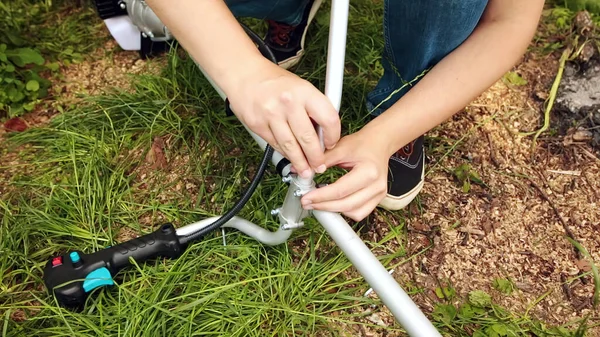 Man Assembles Handle String Trimmer Lawn Mower Garden Closeup Shot — Stock Photo, Image