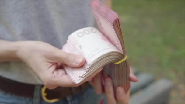 Lättklädd Kvinna Räknar Besparingar Inkomster Betalar Kontant Ett Paket Hryvnias — Stockvideo