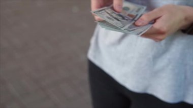 Kadın sokakta bir devlet memuruna rüşvet veriyor, hizmetler için ödeme yapıyor, yakın çekim için nakit ödüyor. 4k görüntü.
