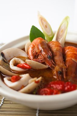 Tom yum Baharatlı deniz mahsulleri çorbası