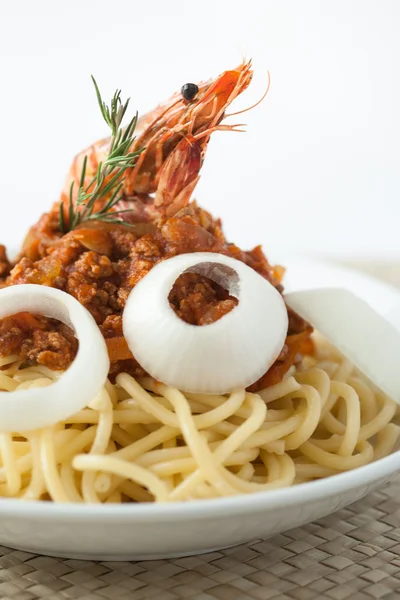 Macarrão espaguete bolonhesa com molho de tomate e camarão — Fotografia de Stock