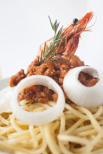 Macarrão espaguete bolonhesa com molho de tomate e camarão — Fotografia de Stock