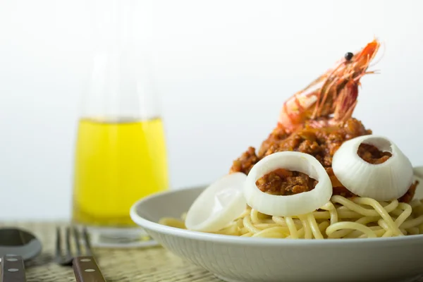 Makaron spaghetti bolognese z sosem pomidorowym i krewetki — Zdjęcie stockowe