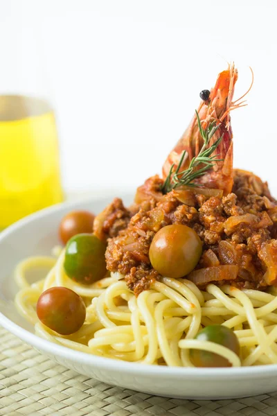 Macarrão espaguete bolonhesa com molho de tomate e camarão — Fotografia de Stock