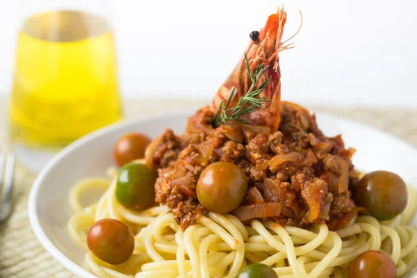 Espaguetis de pasta boloñesa con salsa de tomate y camarones Fotos de stock