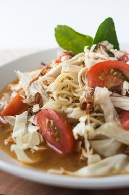 tavuk şehriye çorbası baharatlı Endonezya mutfağı