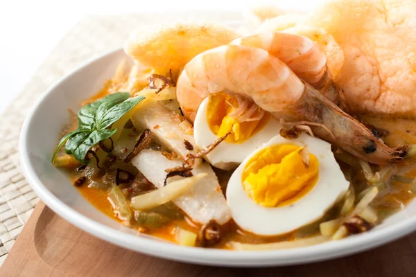 Traditionele gerechten lontong ketupat rijst taart — Stockfoto