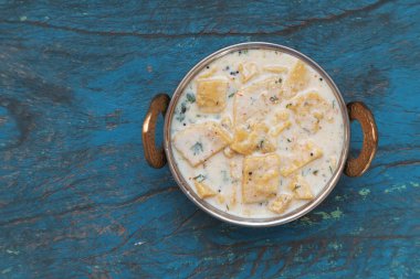 Ev yapımı Hint Raita 'sı. Krem & Kara Gram undan yapılmış..