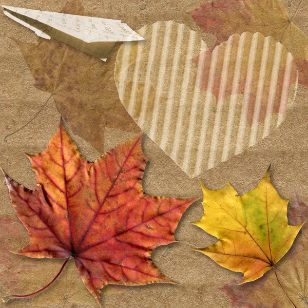 Jesień liść z origami samolot i serca — Zdjęcie stockowe