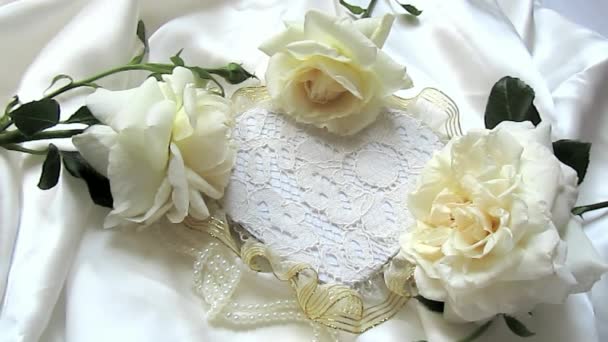 tři bílé růže a srdce s láskou