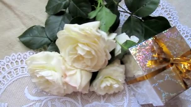 Weiße Rosen und Geschenk — Stockvideo