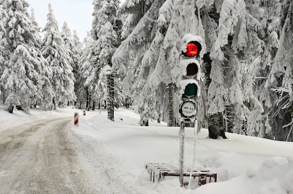 Traffic lights on the winter road in mountain Klínovec — Stock Photo, Image