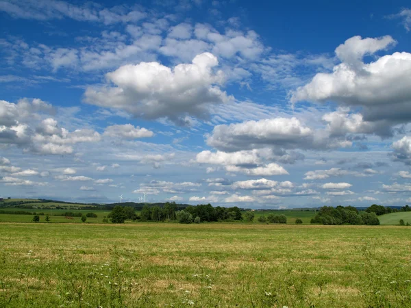 Widok wsi w Republice Czeskiej z błękitnego nieba — Zdjęcie stockowe