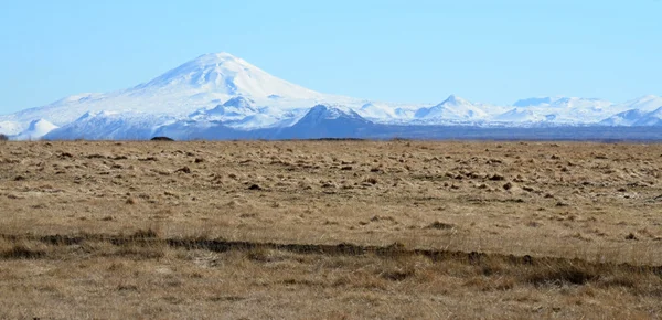 Исландский ландшафт с заснеженными вершинами вулканов — стоковое фото