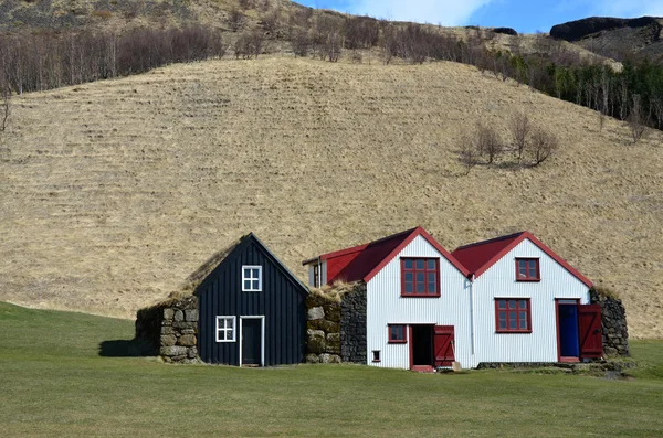 Maisons traditionnelles en gazon icelandique près de SkXogar — Photo