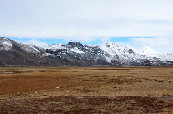 IJsland landschap met sneeuw bedekte toppen van de vulkanen — Stockfoto