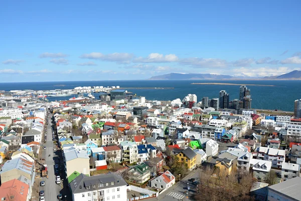 Vue aérienne de Reykjavik depuis le sommet de l'église Hallgrimskirkja — Photo