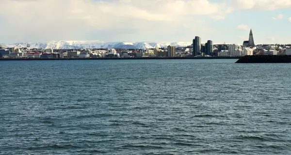 View of the city of Reykjavík ships sailing on the sea — ストック写真