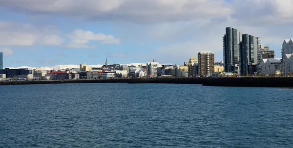 View of the city of Reykjavík ships sailing on the sea — Zdjęcie stockowe