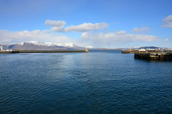 View of the city of Reykjavík ships sailing on the sea — ストック写真