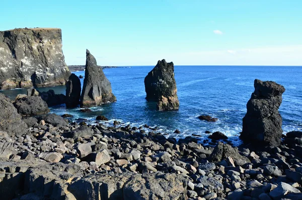 Vulkanisch gesteente pijler bij het strand in de zuidelijke kust van IJsland — Stockfoto