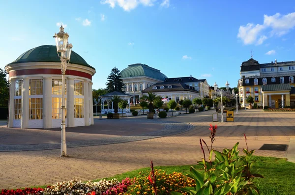 Zona peatonal en spa Franzensbad con fuente Francis — Foto de Stock