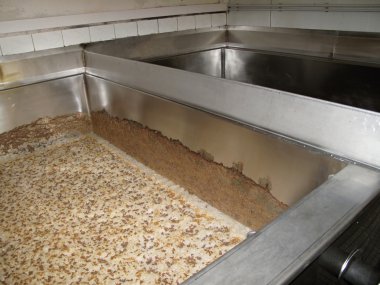 Paslanmaz çelik kapsayıcıyla malt - bira bira