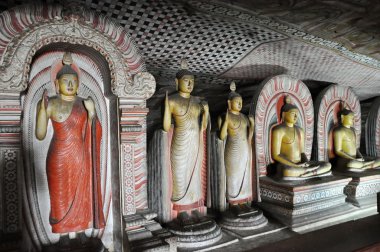 Dambulla Srí Lanka 'daki Mağara Tapınağında Buda heykelleri