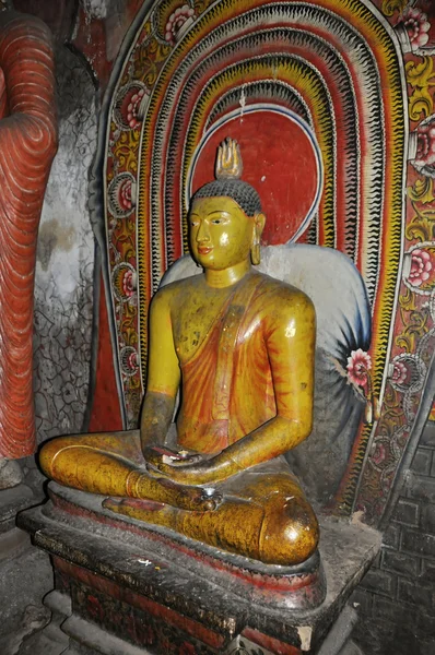 Buddhovy sochy v jeskynním chrámu v Dambulle Srí Lanka — Stock fotografie