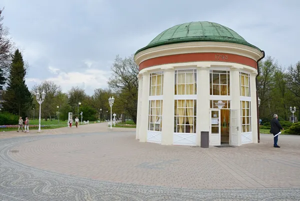 Het kuuroord van franzensbad met parken en spa huizen in het voorjaar — Stockfoto